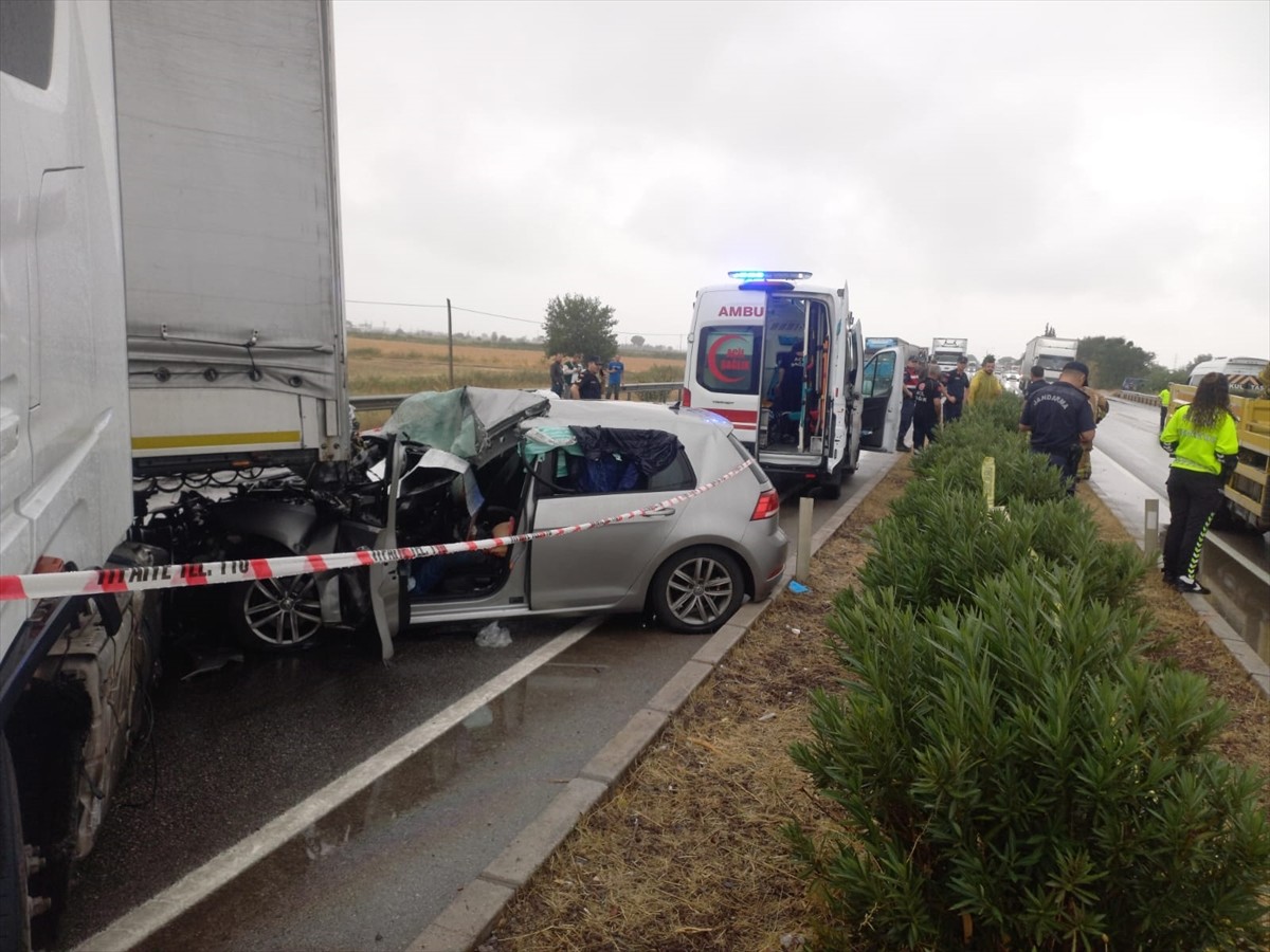 Manisa'nın Şehzadeler ilçesinde meydana gelen zincirleme trafik kazasında 1 kişi hayatını...