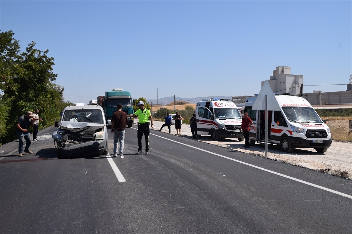 Manisa'nın Turgutlu ilçesinde 3 aracın karıştığı zincirleme trafik kazasında 4'ü çocuk 6 kişi...