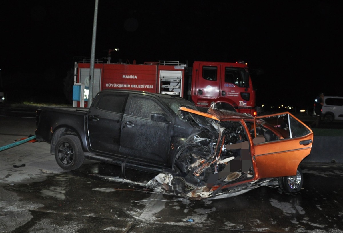 Manisa’nın Salihli ilçesinde meydana gelen trafik kazasında 5 kişi öldü, 6 kişi...