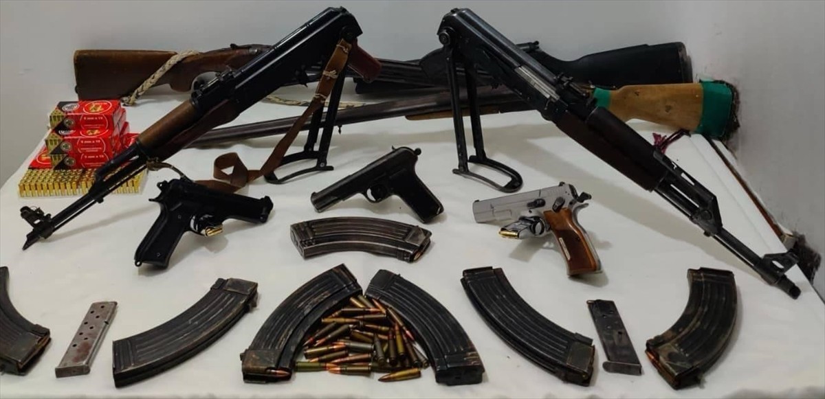 Mardin'in Kızıltepe ilçesinde silah kaçakçılığı operasyonunda 2 şüpheli gözaltına alındı....