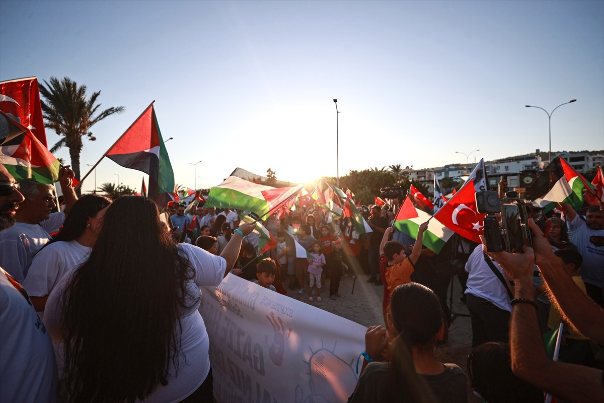 Mersin'de İsrail ablukasını kırmak ve insani yardım ulaştırmak amacıyla Gazze'ye gitmek için yola...