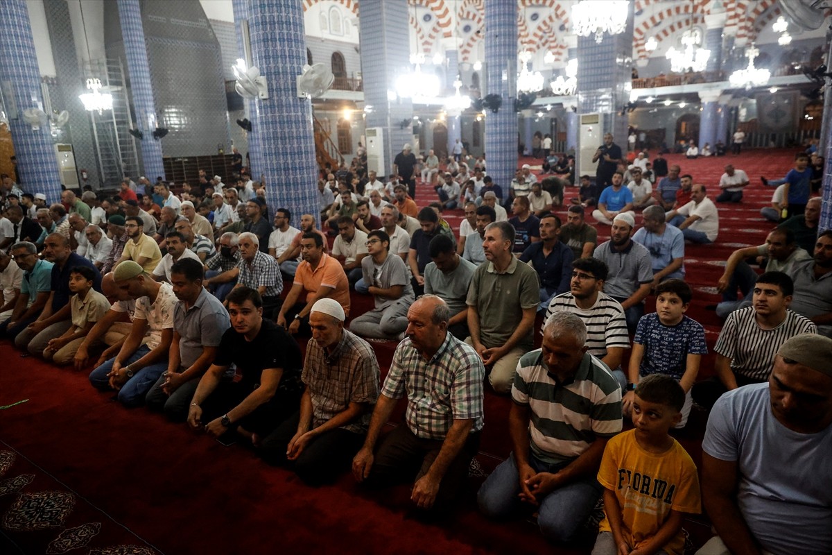 Mersin'de Mevlit Kandili, kentteki camilerde dualarla idrak edildi. Yenişehir ilçesindeki Muğdat...