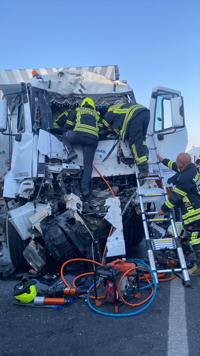 Mersin'de meydana gelen zincirleme trafik kazasında 5 kişi yaralandı.