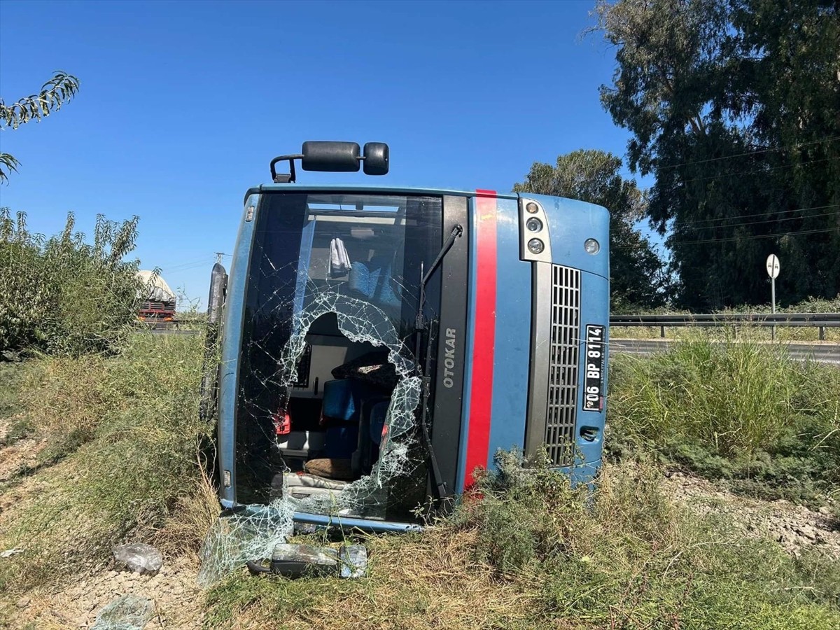 Mersin'in Tarsus ilçesinde hükümlüleri taşıyan cezaevi aracının devrilmesi sonucu 8'i jandarma...