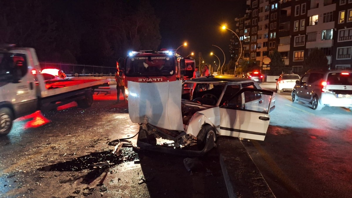 Mersin'in Tarsus ilçesinde, kontrolden çıkarak karşı şeride geçen otomobilin iki otomobile...