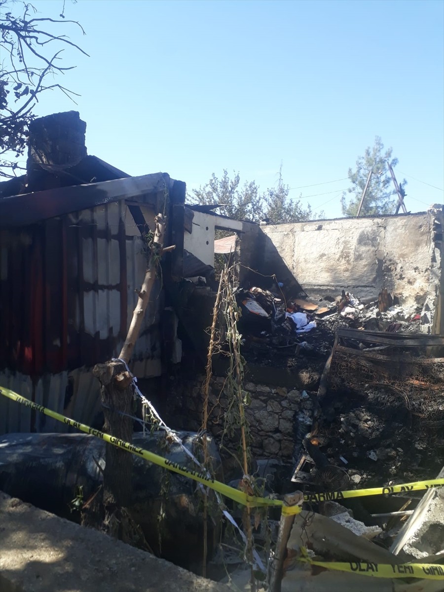 Mersin'in Tarsus ilçesinde tek katlı müstakil evde çıkan yangında nine ve 19 yaşındaki torunu...