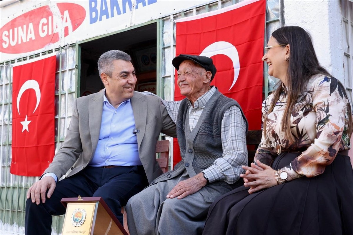 Mersin Valisi Atilla Toros (solda), 50 yıldır bakkal işleten, mahallesi'nde "Garip Dede" olarak...
