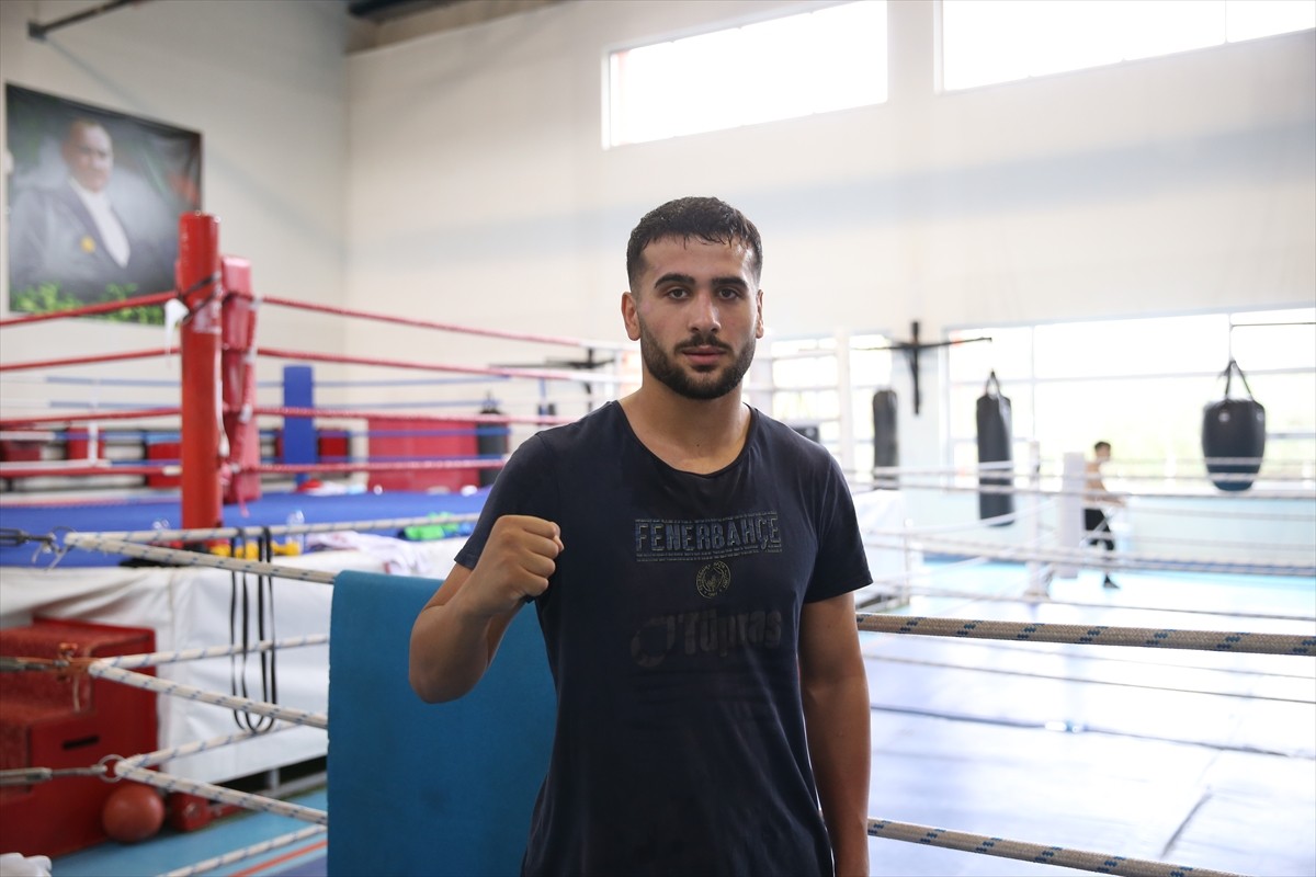 Milli boksörler Toprak Salman (fotoğrafta) ve Doğukan Demirceylan, Avrupa Gençler Şampiyonası'nda...