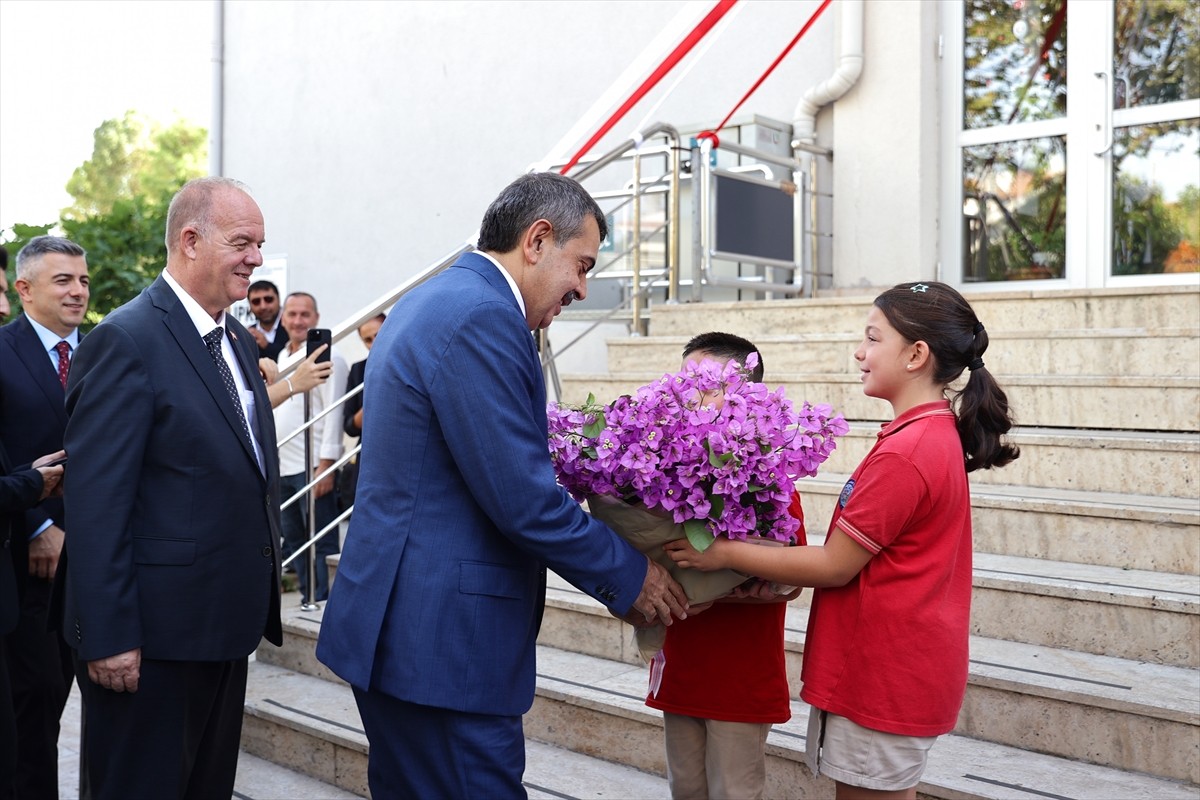 Milli Eğitim Bakanı Yusuf Tekin, bir dizi ziyaret gerçekleştirmek üzere vapurla Büyükada'ya gitti....