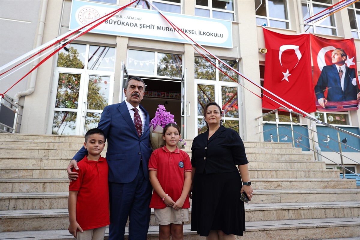 Milli Eğitim Bakanı Yusuf Tekin, bir dizi ziyaret gerçekleştirmek üzere vapurla Büyükada'ya gitti....