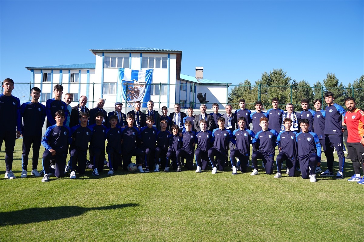 Milli Eğitim Bakanı Yusuf Tekin, Erzurumspor FK tesislerine ziyarette bulundu. Bakan Tekin...