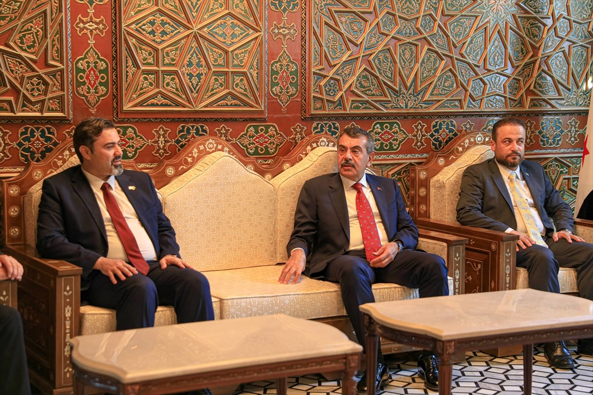 Milli Eğitim Bakanı Yusuf Tekin (ortada), resmi temaslarda bulunmak üzere geldiği Suriye'nin...