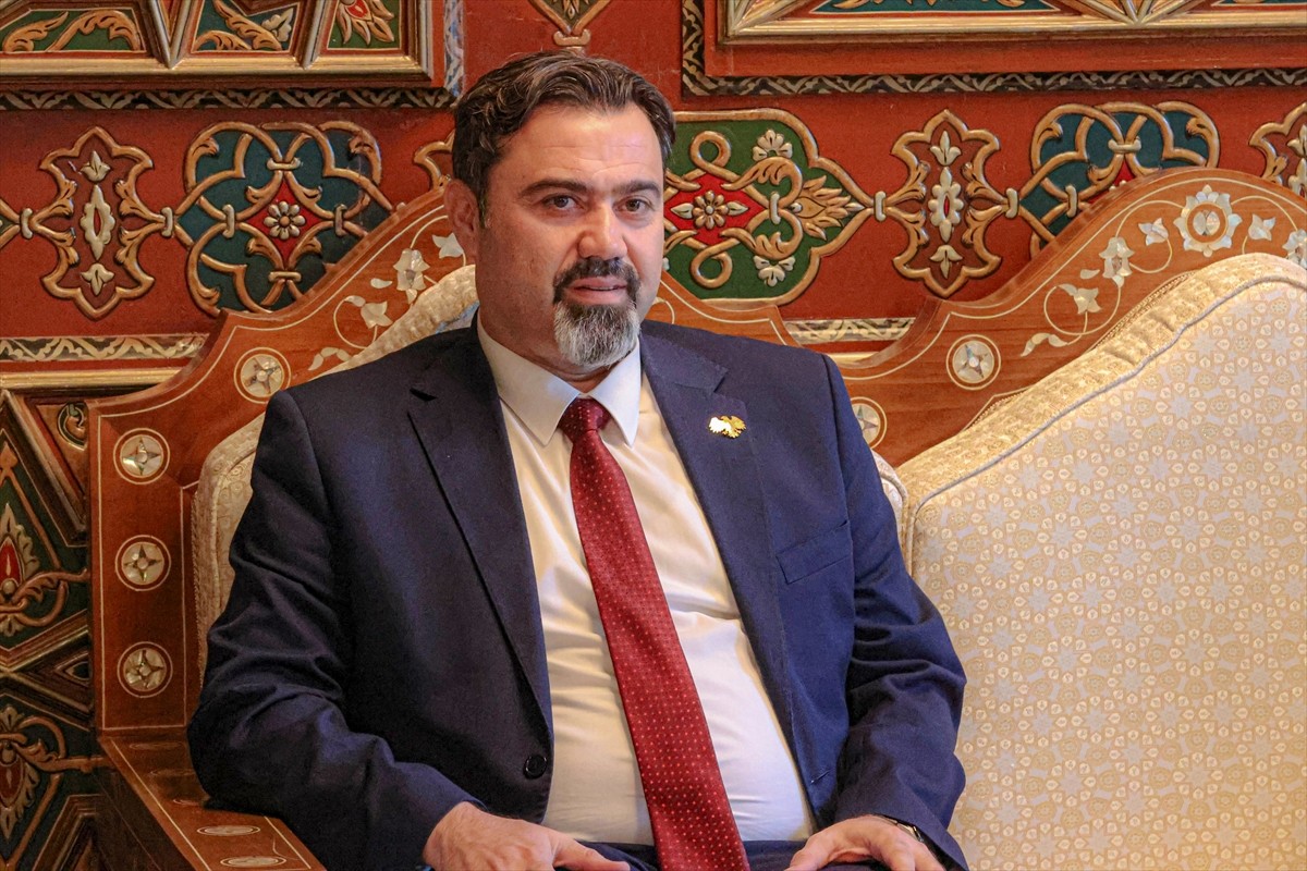 Milli Eğitim Bakanı Yusuf Tekin (ortada), resmi temaslarda bulunmak üzere geldiği Suriye'nin...