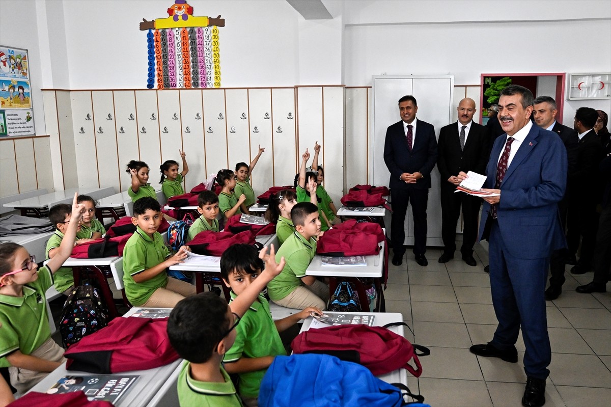 Milli Eğitim Bakanı Yusuf Tekin (sağda), Güngören'de kendisine mektup yazarak okullarına davet...