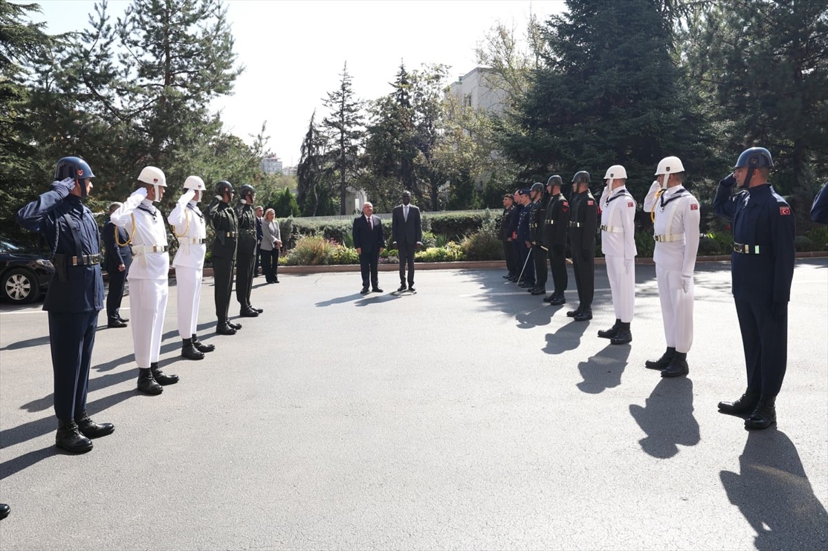 Millî Savunma Bakanı Yaşar Güler, Ankara’ya resmî ziyaret gerçekleştiren Nijer Savunma Bakanı...