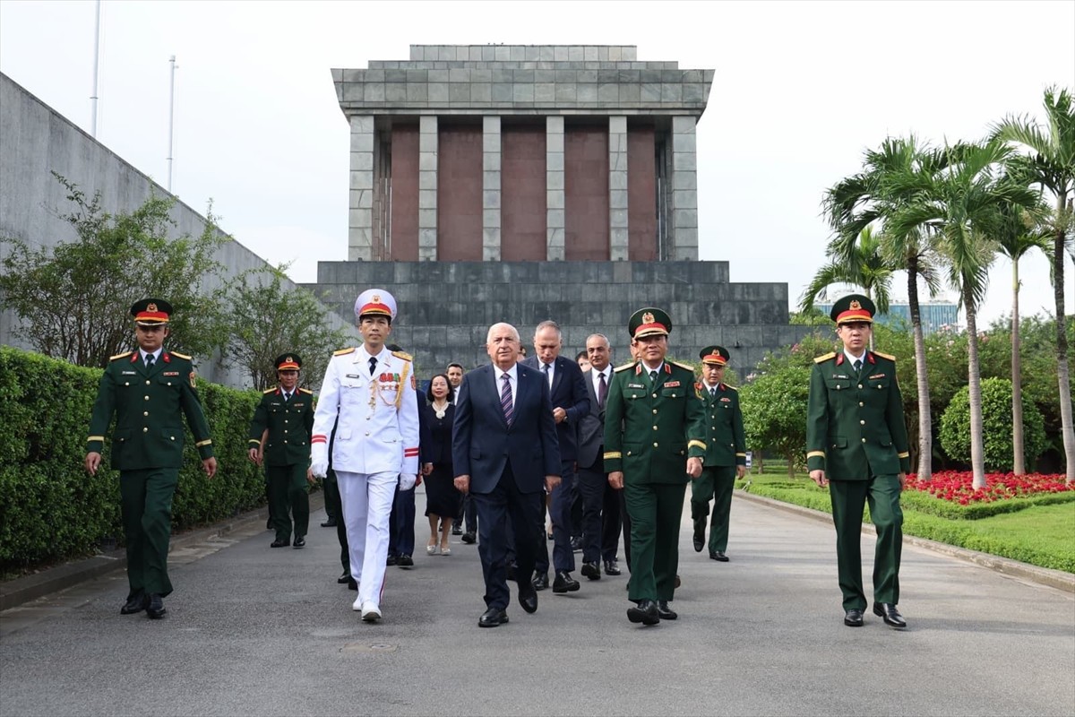 Milli Savunma Bakanı Yaşar Güler, Vietnam Savunma Bakanı Phan Van Giang'ın resmi davetlisi olarak...