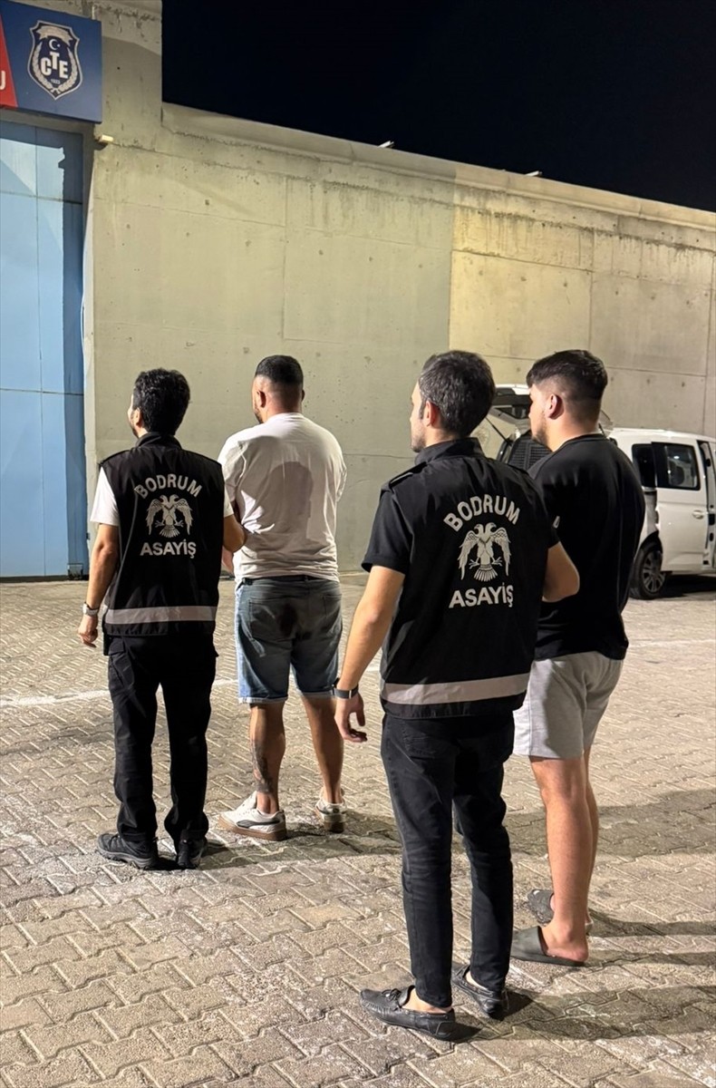 Muğla'nın Bodrum ilçesinde kafe çalışanlarıyla müşteriler arasında çıkan ve silahla ateş edilen...