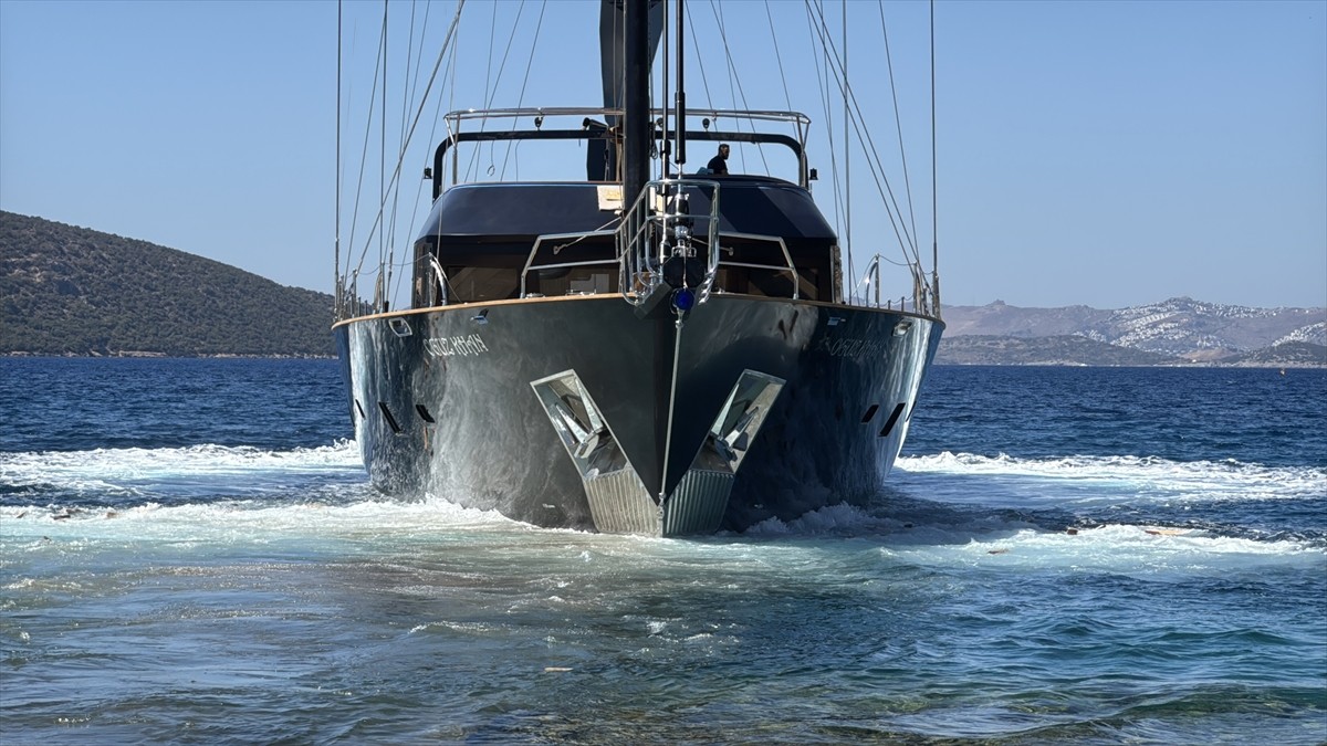 Muğla'nın Bodrum ilçesinde, yapımı 7 yılda tamamlanan "Oğuz Khan" isimli 50,5 metrelik yelkenli...