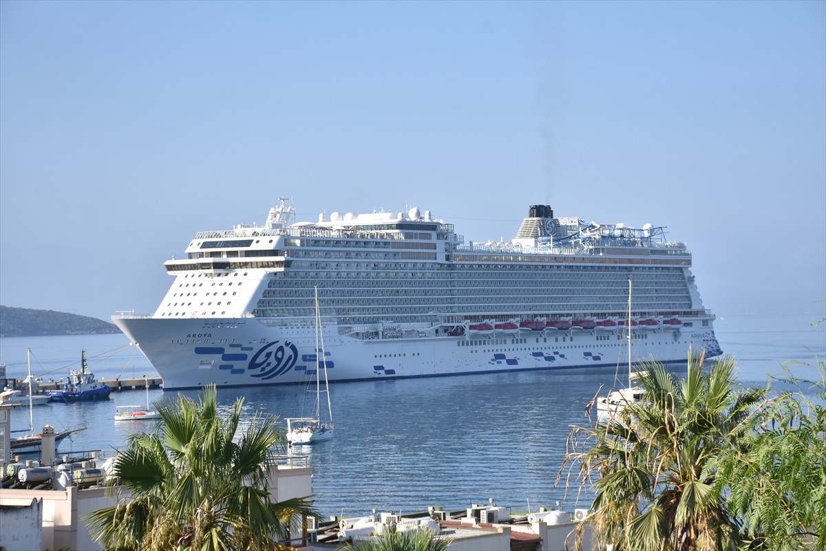 Muğla'nın Bodrum ilçesine "Aroya" isimli kruvaziyer 2 bin 683 yolcu getirdi. Malta bayraklı 335...