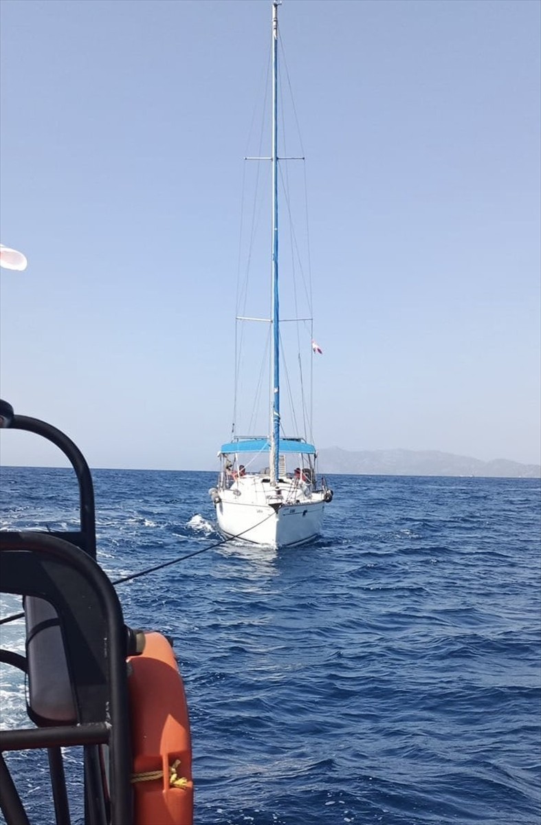 Muğla'nın Fethiye ilçesi açıklarında sürüklenen teknedeki 2 kişi ekiplerce kurtarıldı.