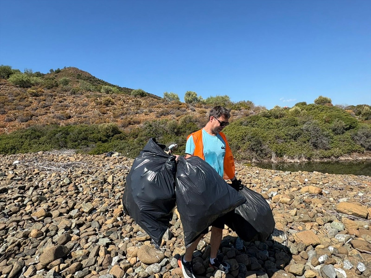 Muğla'nın Fethiye ilçesinde "Uluslararası Kıyı Temizleme Günü" dolayısıyla gönüllüler tarafından...