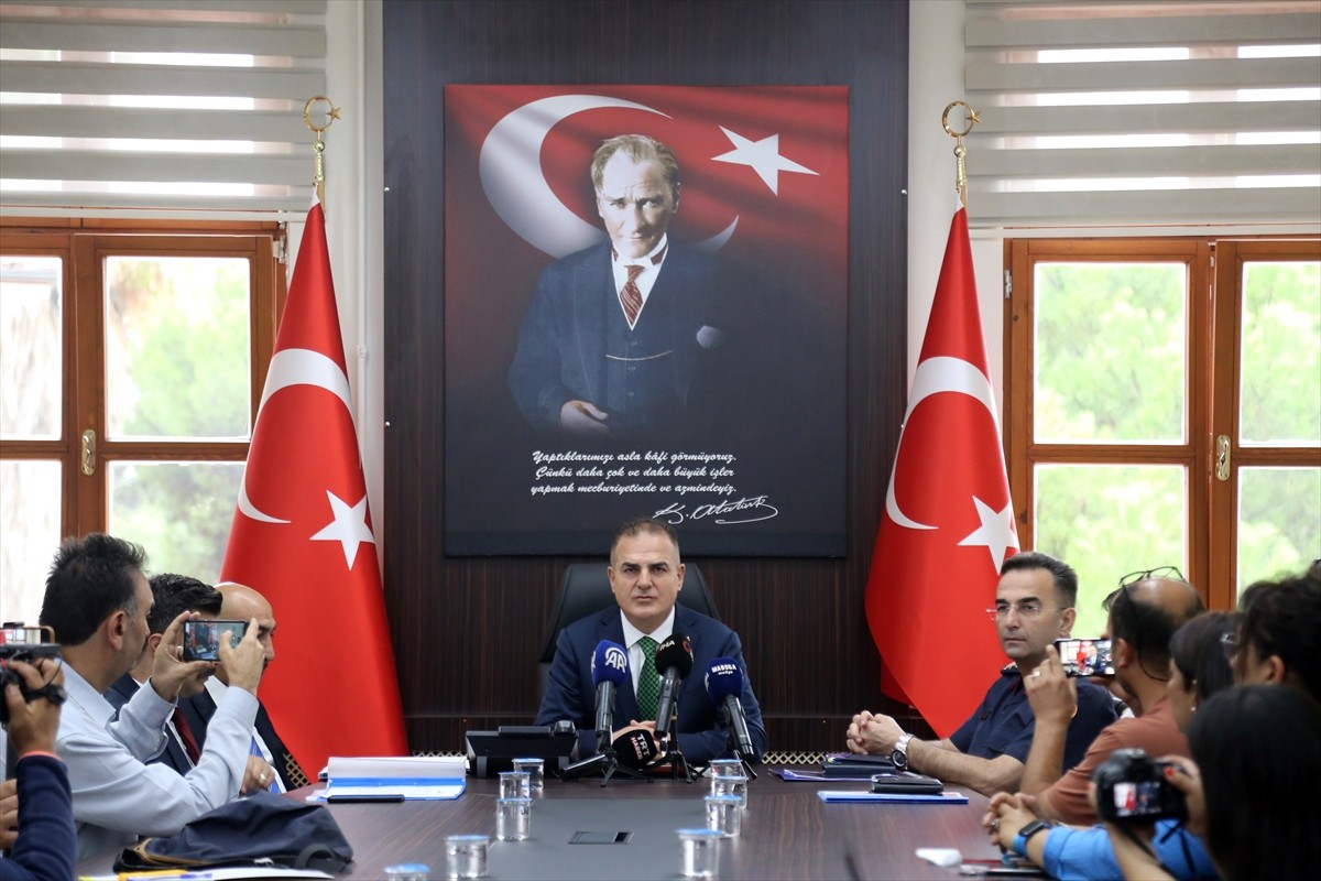 Muğla Valisi İdris Akbıyık, Valilik 75. Yıl Salonu'nda düzenlenen toplantıda gazetecilere, 19...