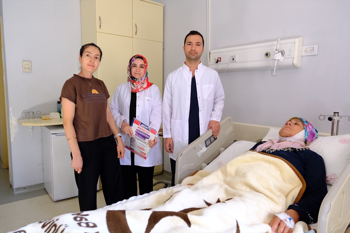 Muş'ta 15 yıl önce kısmi yüz felci geçiren Huri Melek Oruç, Van Eğitim ve Araştırma Hastanesi'nde...