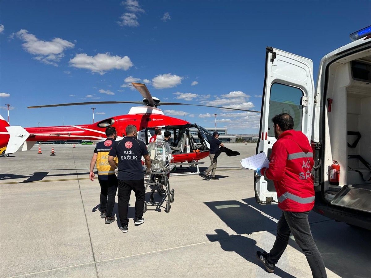 Muş'ta asfiksi (oksijen eksikliği) tanısı konulan yenidoğan, ambulans helikopterle Van'a sevk...