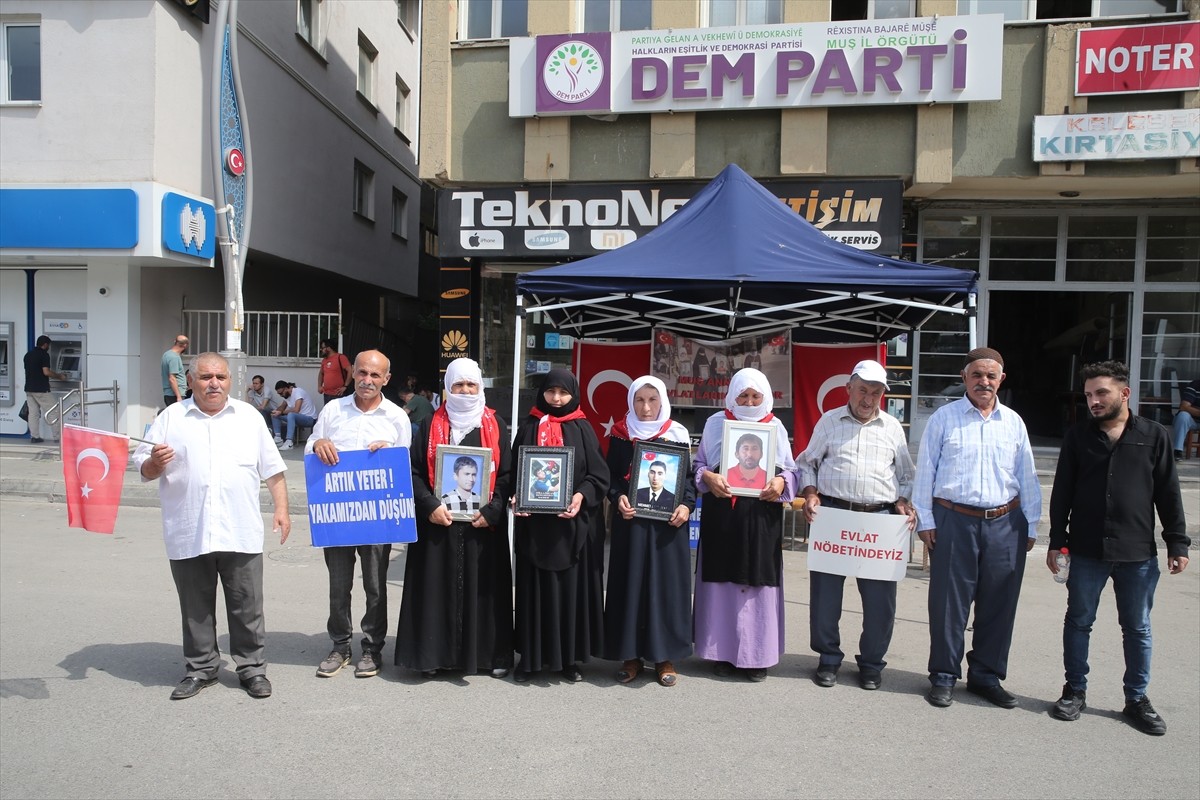 Muş'ta çocukları terör örgütü PKK tarafından kaçırılan aileler, DEM Parti İl Başkanlığı binası...
