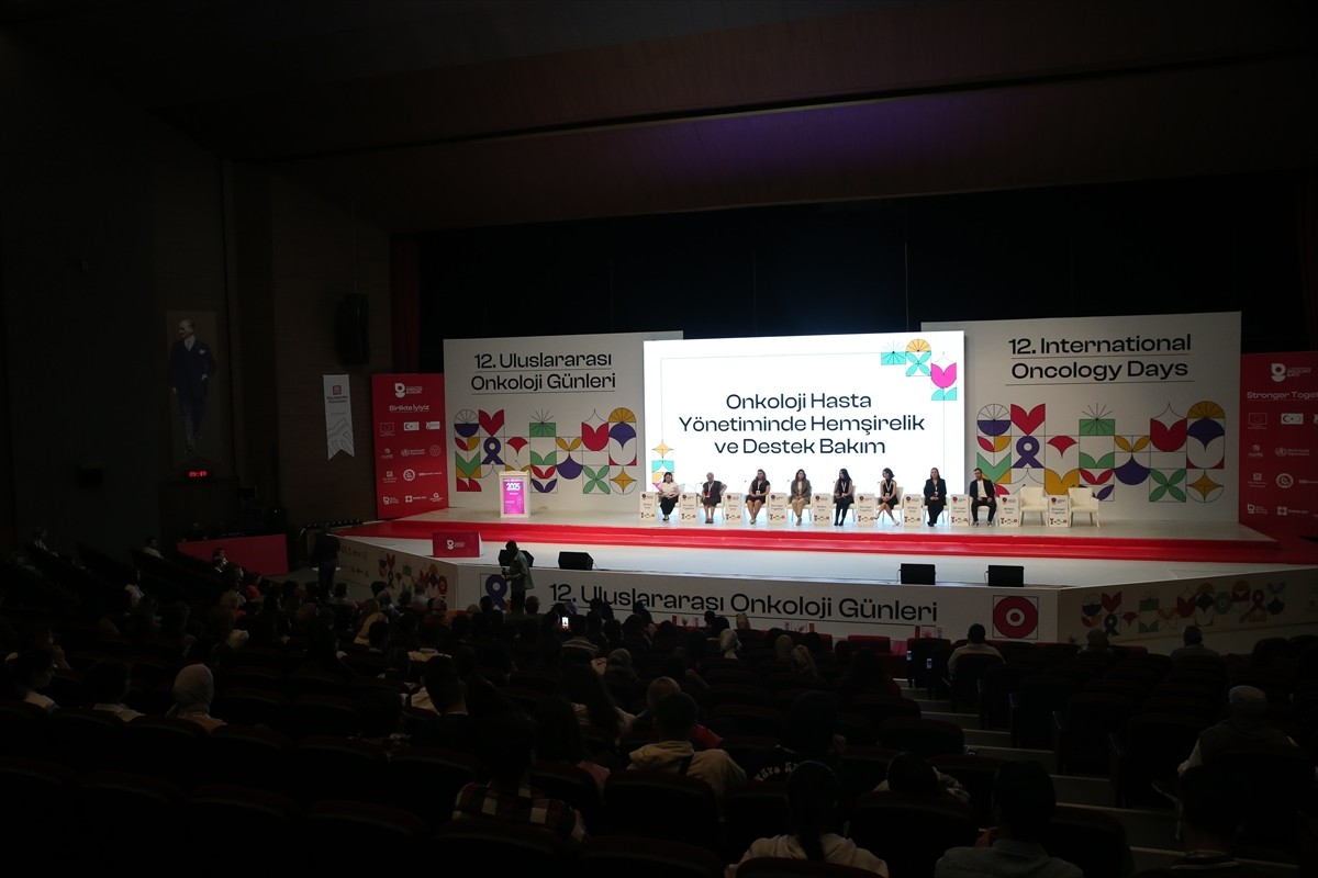 Muş'ta düzenlenen "12. Uluslararası Onkoloji Günleri" etkinliğine kanseri yenen İstanbullu Elif...