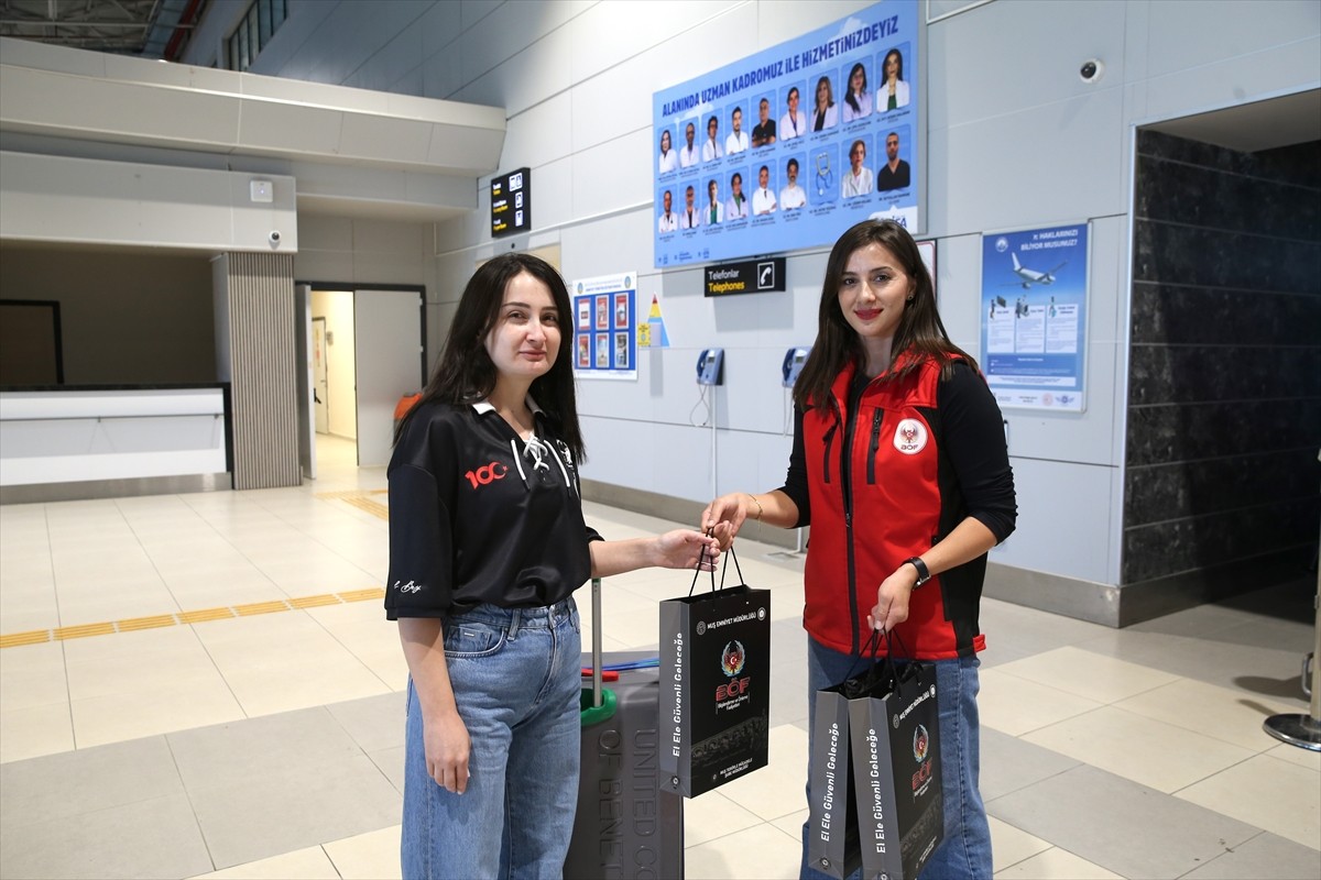 Muş Emniyet Müdürlüğü ekipleri, "El Ele Güvenli Geleceğe" Projesi kapsamında kente gelen...