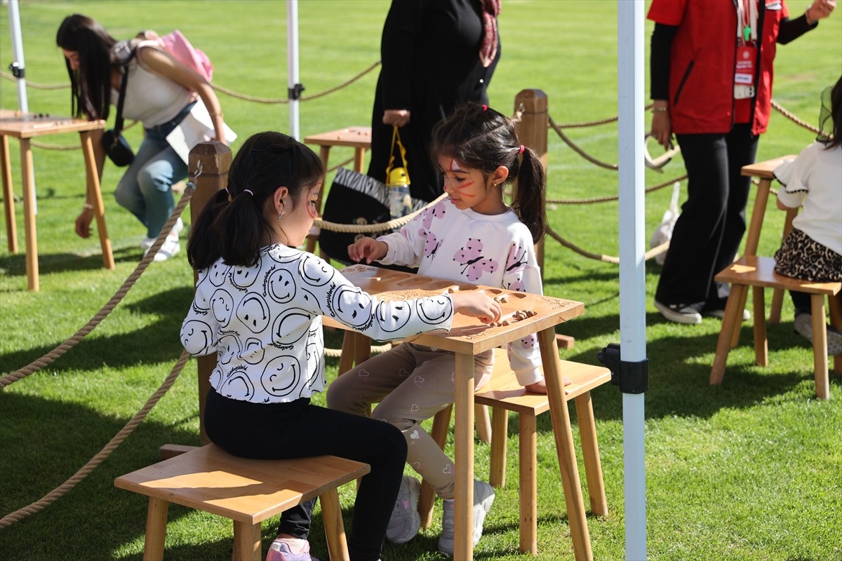 Nevşehir'de çocuklar, Geleneksel Spor Dalları Federasyonunun "Geleneksel Oyunlar Tırı"nda...