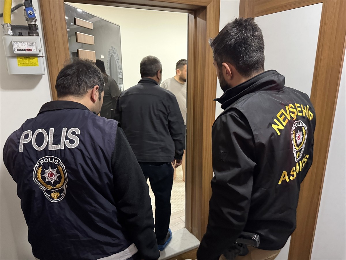 Nevşehir'de polisin düzenlediği fuhuş operasyonunda 3 şüpheli gözaltına alındı.