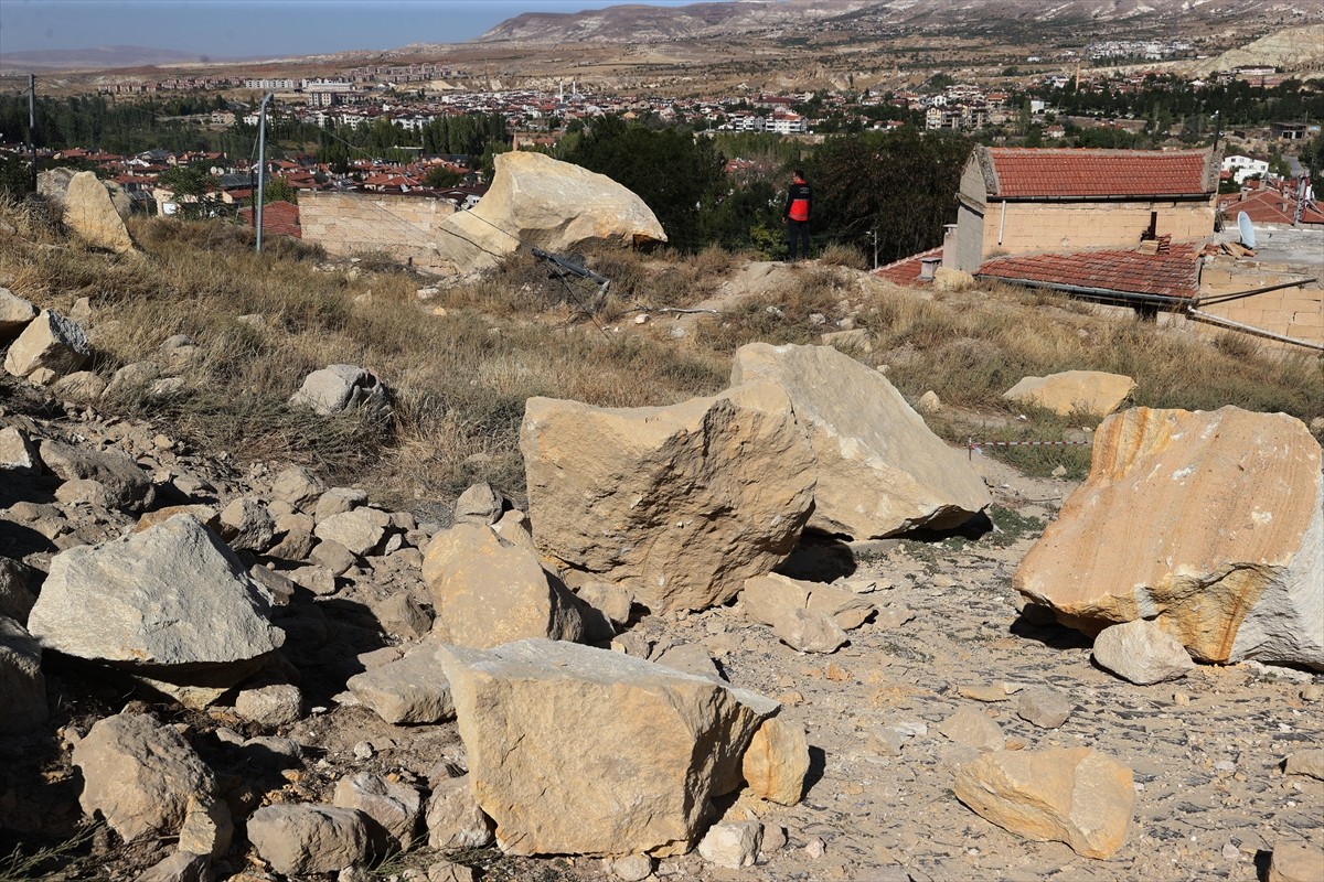 Nevşehir'in Ürgüp ilçesinde kaya kütlesinin koptuğu tüf kayaç oluşumlu Kadıkalesi'nde çalışma...