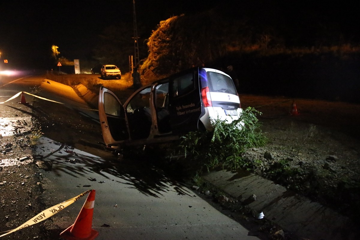Ordu'nun Ulubey ilçesinde iki hafif ticari aracın çarpışması sonucu 1 kişi öldü, 2 kişi...