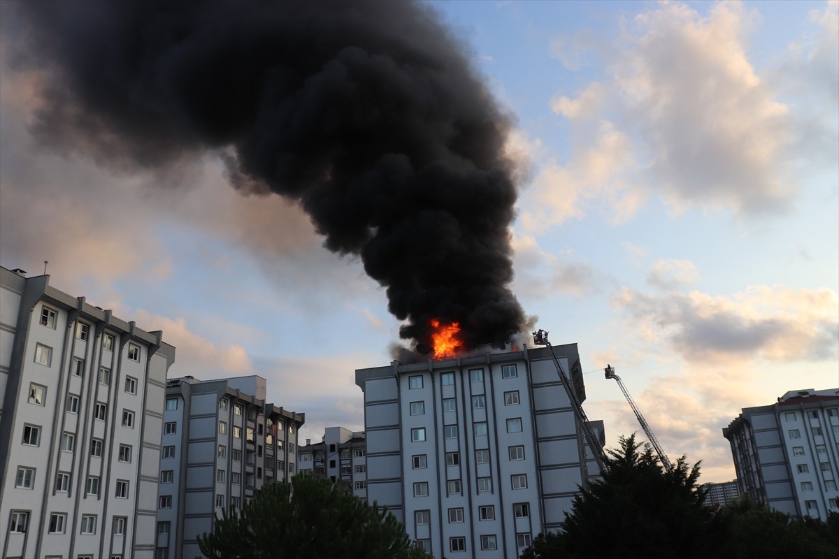 Ordu'nun Ünye ilçesinde 8 katlı binanın çatısında çıkan yangın itfaiye ekiplerince...