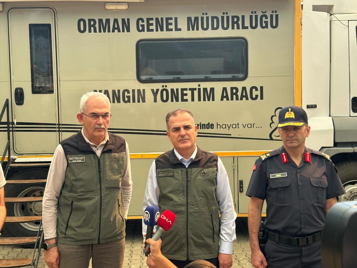 Orman Genel Müdürü Bekir Karacabey (solda), Muğla Valisi İdris Akbıyık (ortada) ile Muğla'nın...