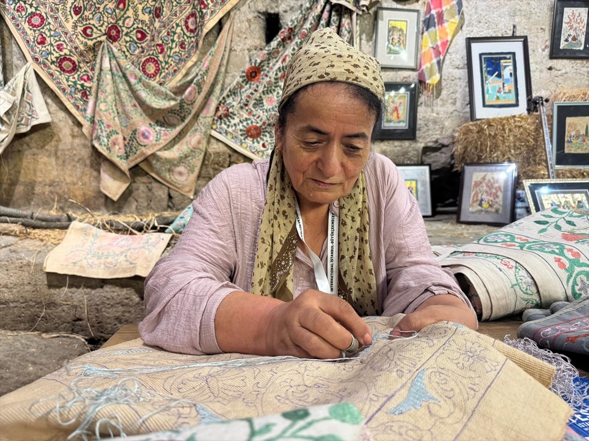 Orta Asya'da yüzyıllardır kadınların evde kullandığı tekstillerde kendini gösteren geleneksel...