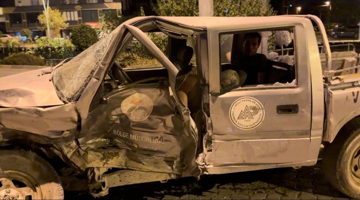 Osmaniye'nin Düziçi ilçesinde cip ile kamyonetin çarpıştığı kazada yaralanan 4 kişi hastaneye...