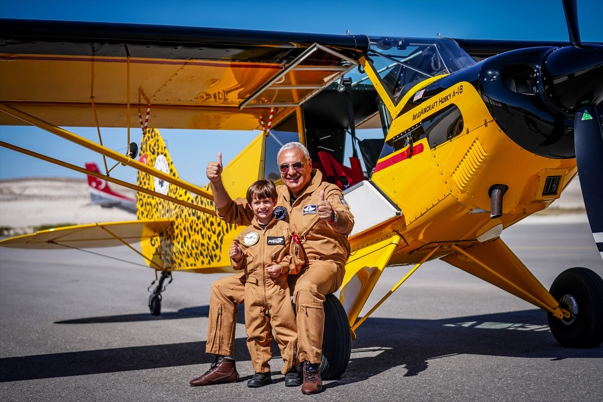 Profesyonel akrobasi pilotu 60 yaşındaki Ali İsmet Öztürk ile 5 yaşındaki torunu Pars Şener...