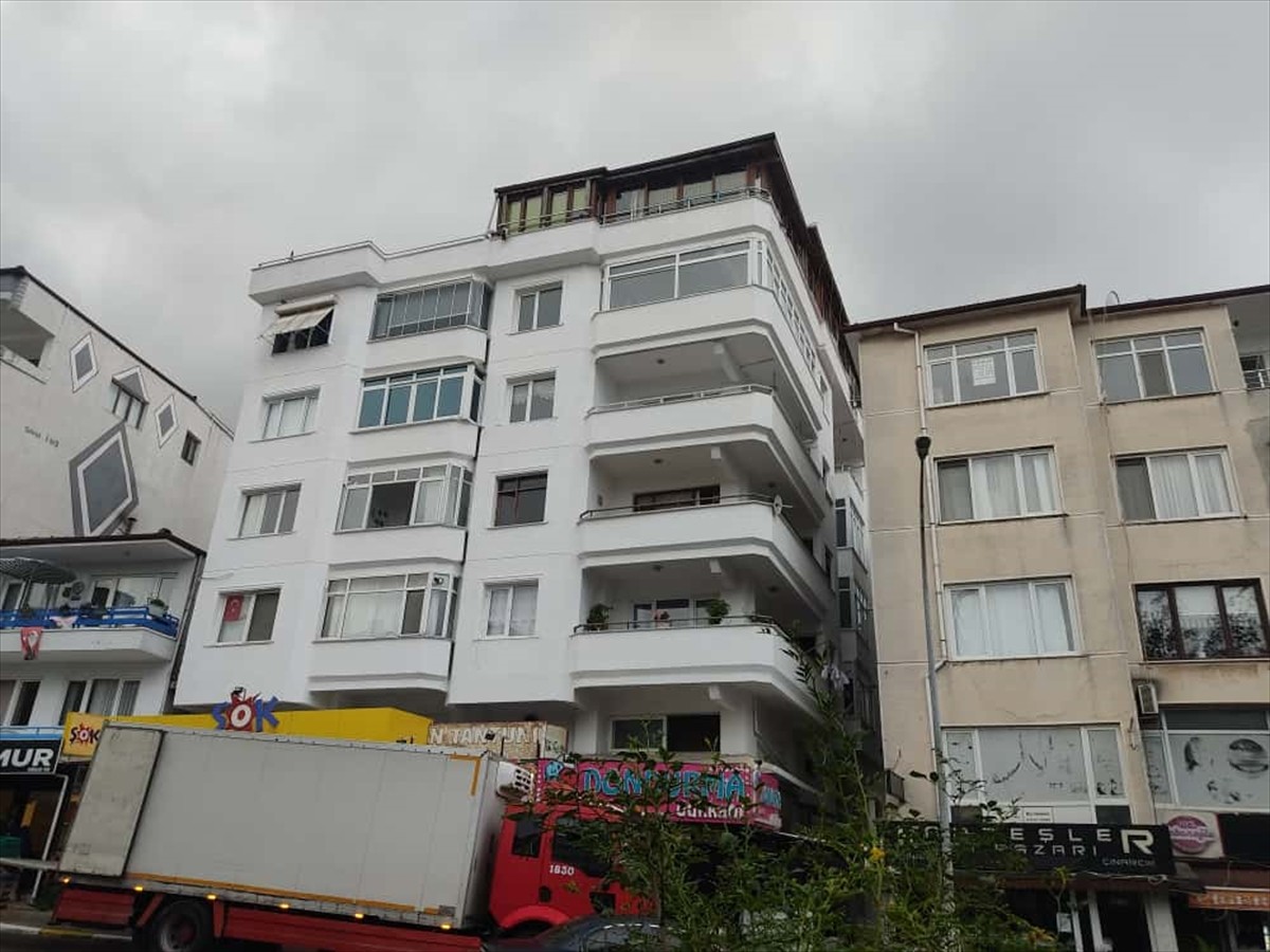 "Güllü" adıyla tanınan şarkıcı Gül Tut, Yalova'daki evinin balkonundan düşerek yaşamını...