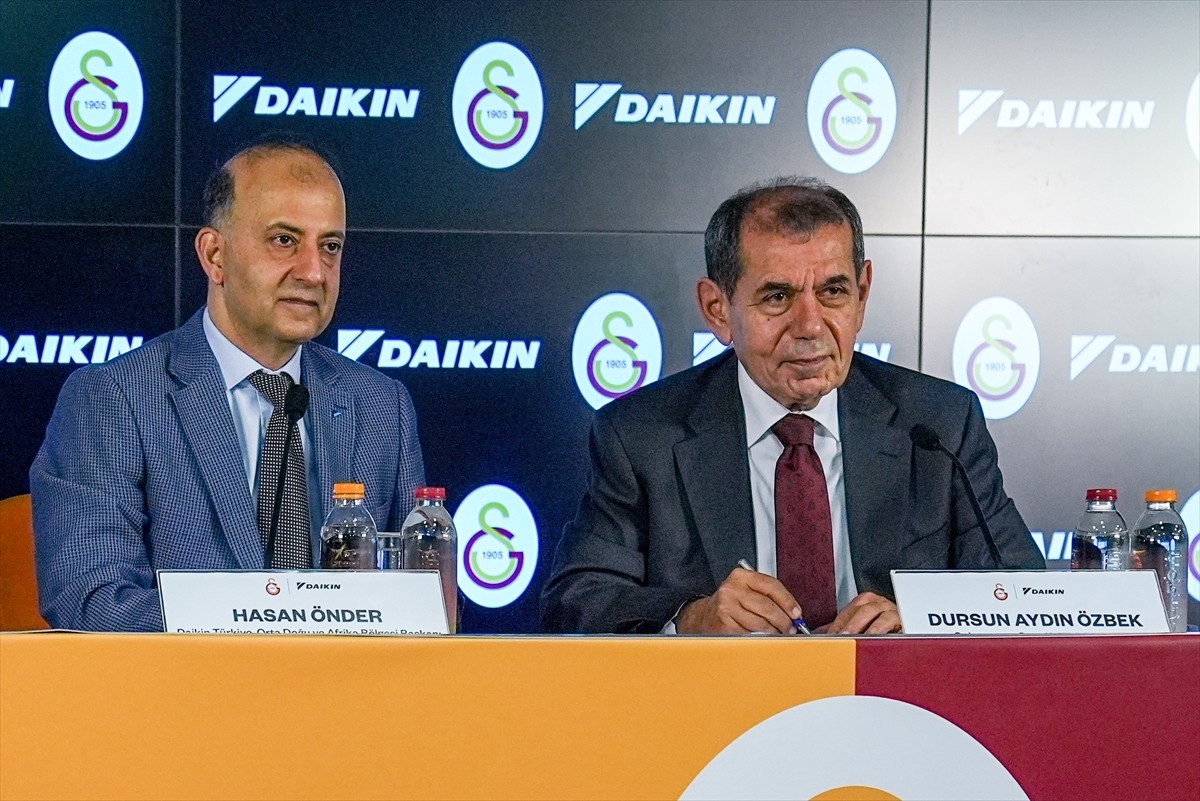 RAMS Park'ta gerçekleştirilen sponsorluk anlaşmasına Galatasaray Kulübü Başkanı Dursun Özbek...