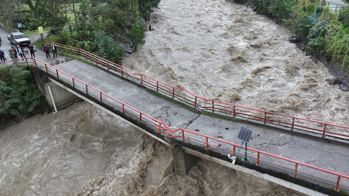 Rize'de sağanak nedeniyle derelerin su seviyeleri yükseldi, heyelanlar meydana geldi....