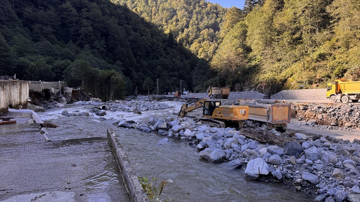 Rize'de şiddetli yağışın ardından çökme meydana gelen Çamlıhemşin ve Ayder Yaylası yolunda...