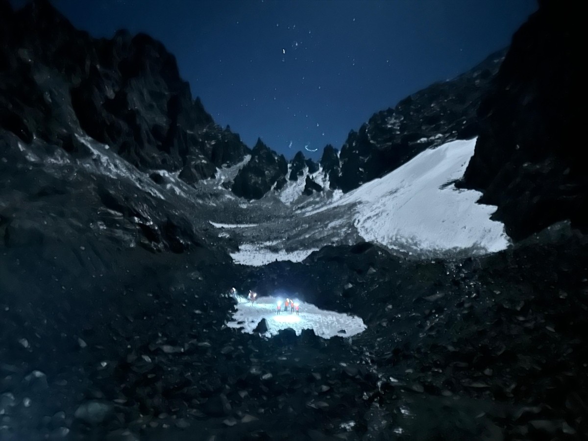 Rize'nin Çamlıhemşin ilçesindeki yaylada yollarını kaybederek yardım talebinde bulunan iki turist...