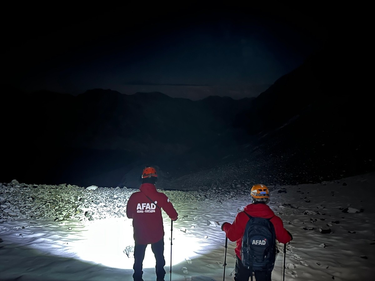 Rize'nin Çamlıhemşin ilçesindeki yaylada yollarını kaybederek yardım talebinde bulunan iki turist...