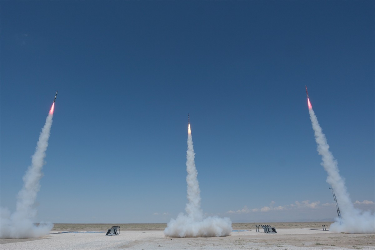 Roketsan yürütücülüğündeki TEKNOFEST RoketYarışması'nın son gününde üç ayrı roket aynı anda...