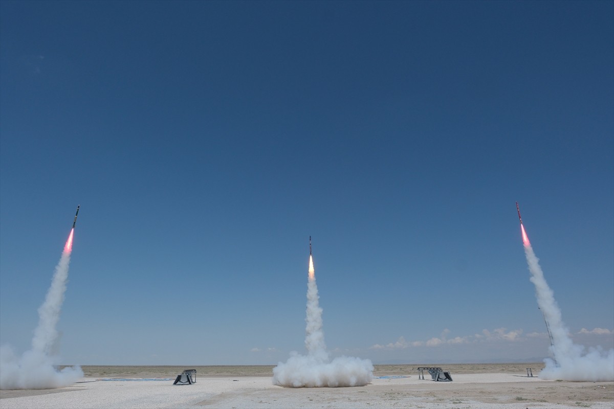 Roketsan yürütücülüğündeki TEKNOFEST RoketYarışması'nın son gününde üç ayrı roket aynı anda...