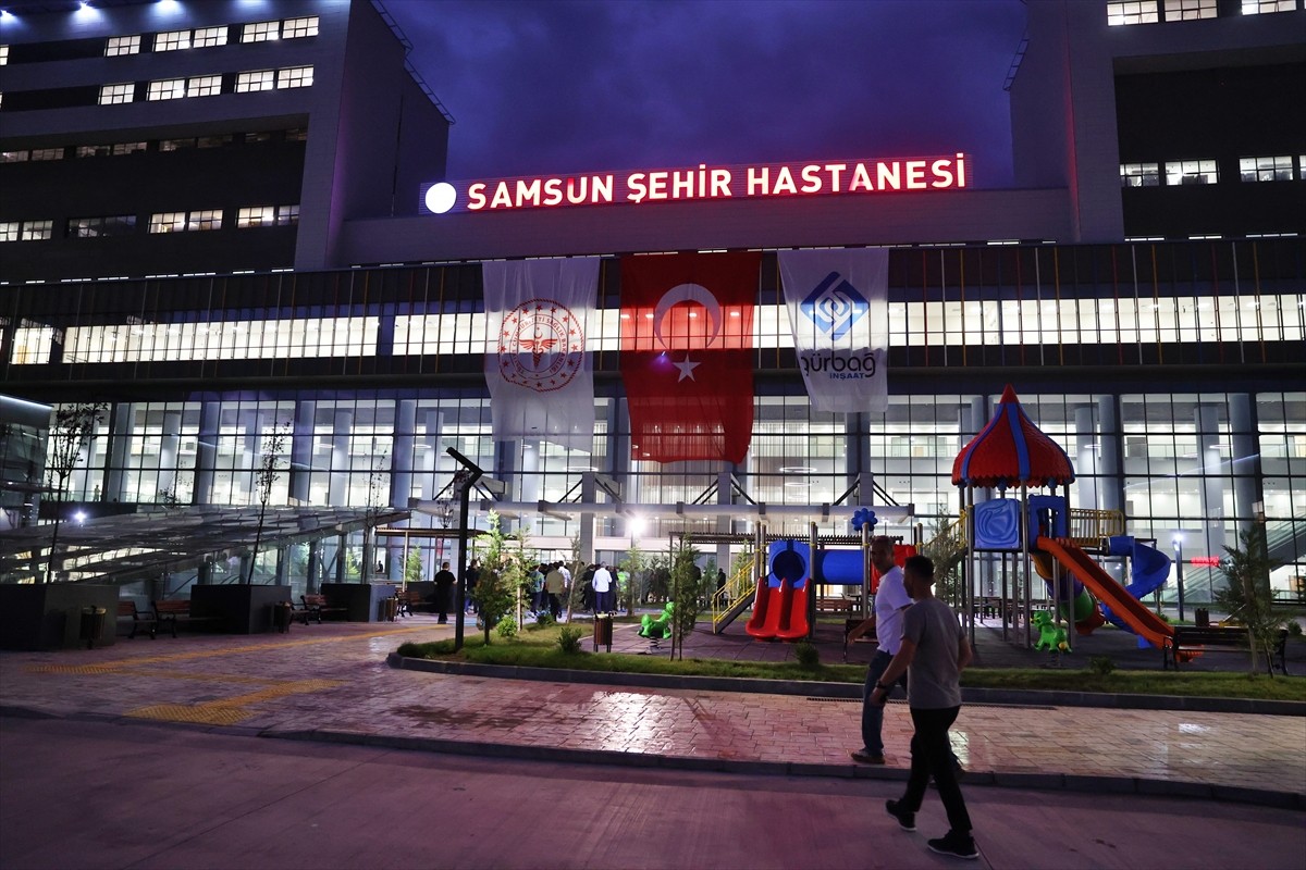 Sağlık Bakanı Kemal Memişoğlu (ortada), Samsun'da tamamlanma aşamasına gelen şehir hastanesinde...