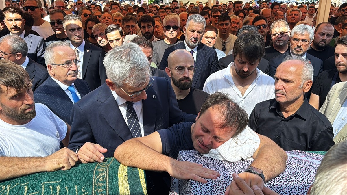 Sağlık Bakanı Kemal Memişoğlu, Samsun'da nehre düşen otomobilde yaşamını yitiren kadın ile oğlunun...